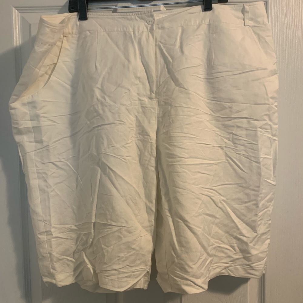 3X White Bermuda shorts by New York & Company